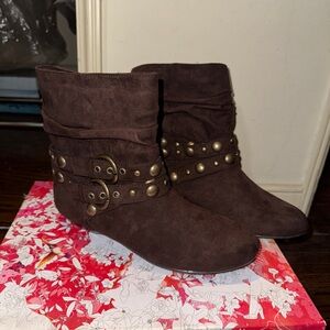 Chinese laundry brown studded flat boot 6 NWOT